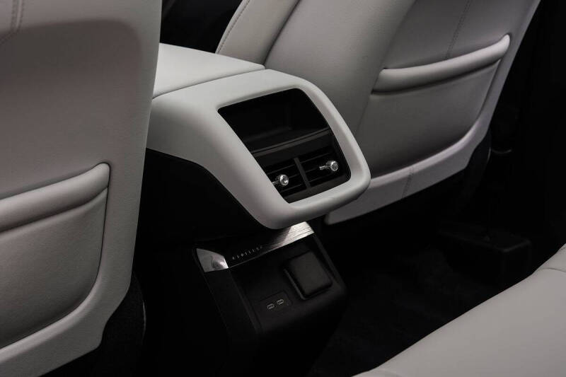 2025 Cadillac LYRIQ Luxury 2