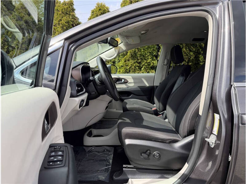 2023 Chrysler Voyager LX