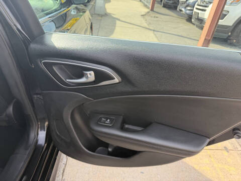 2016 Chrysler 200 C