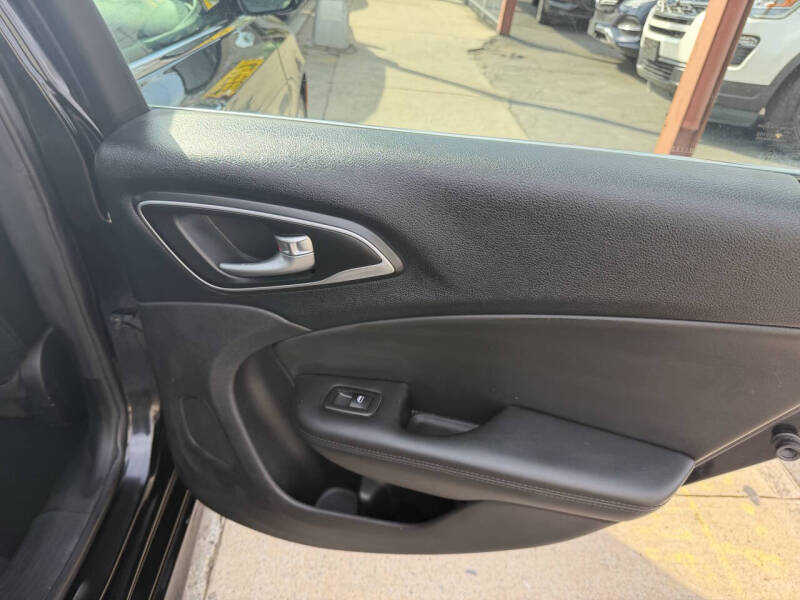 2016 Chrysler 200 C