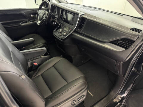 2018 Toyota Sienna SE Premium 8-Passenger