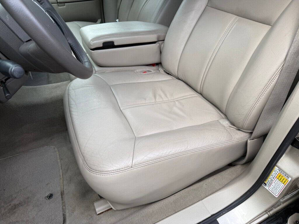 2010 Lincoln Town Car 19