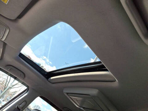 2022 Honda Pilot Touring w/Rear Captain's Chairs