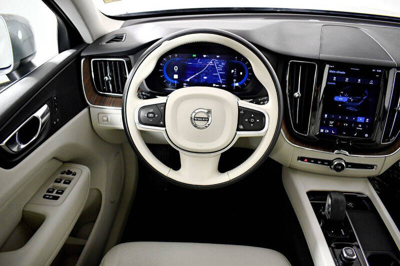 2022 Volvo XC60 B5 Momentum