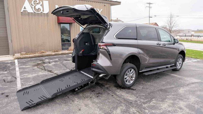 2024 Toyota Sienna LE's photo