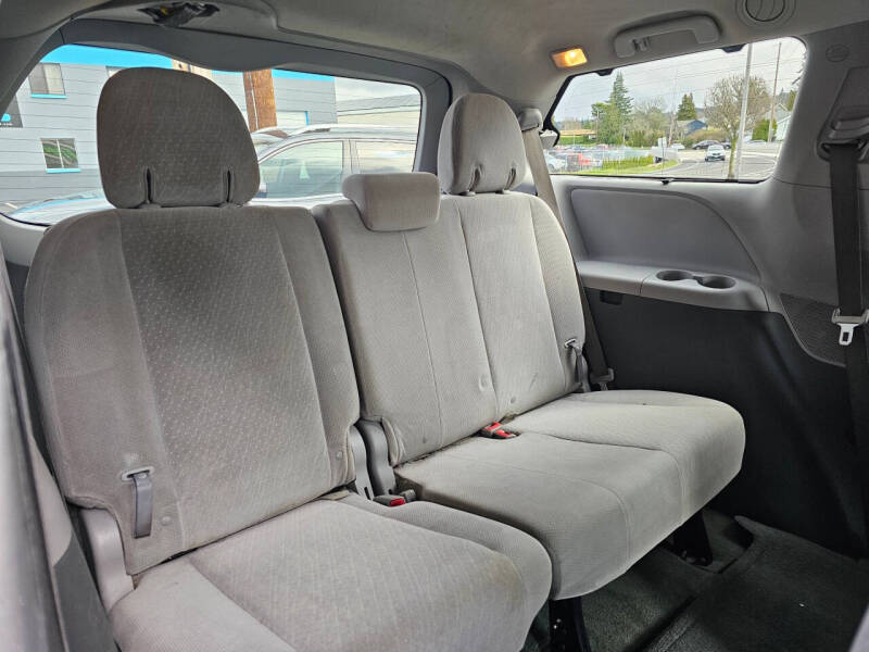 2017 Toyota Sienna LE 8-Passenger