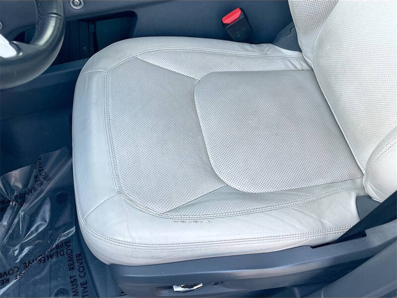 2023 Land Rover Defender 130 SE