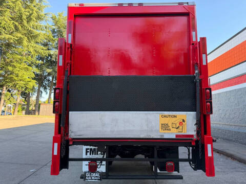 2004 Freightliner M2 106