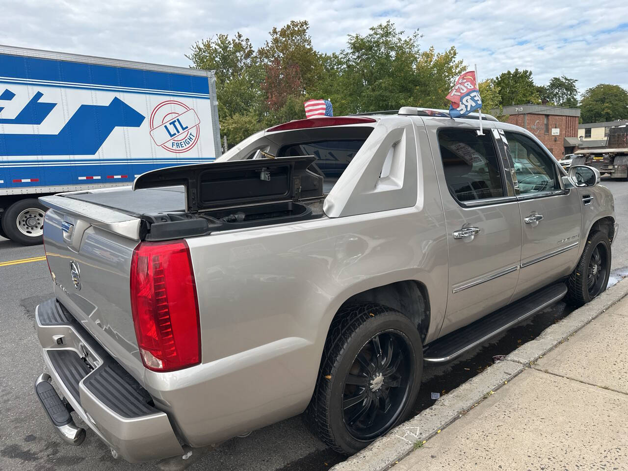 Gray 2007 Cadillac Escalade EXT Base AWD 4dr Crew Cab SB 25