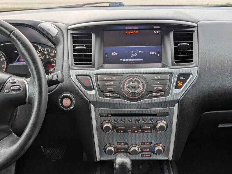 2017 Nissan Pathfinder SV