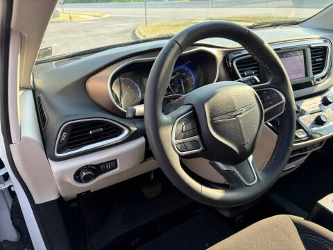 2022 Chrysler Voyager LX