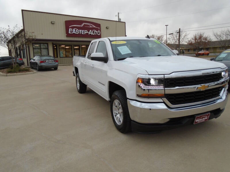 2017 Chevrolet Silverado 1500 LT photo 2