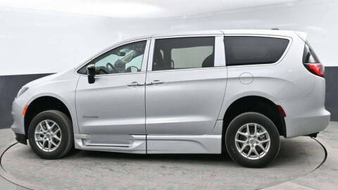 2024 Chrysler Voyager LX