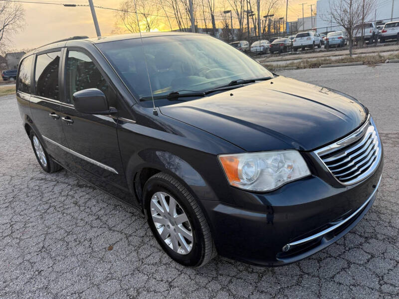 2014 Chrysler Town & Country Touring's photo