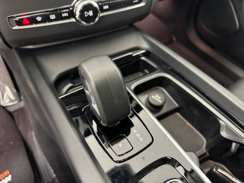 2024 Volvo XC60 B5 Core Dark Theme