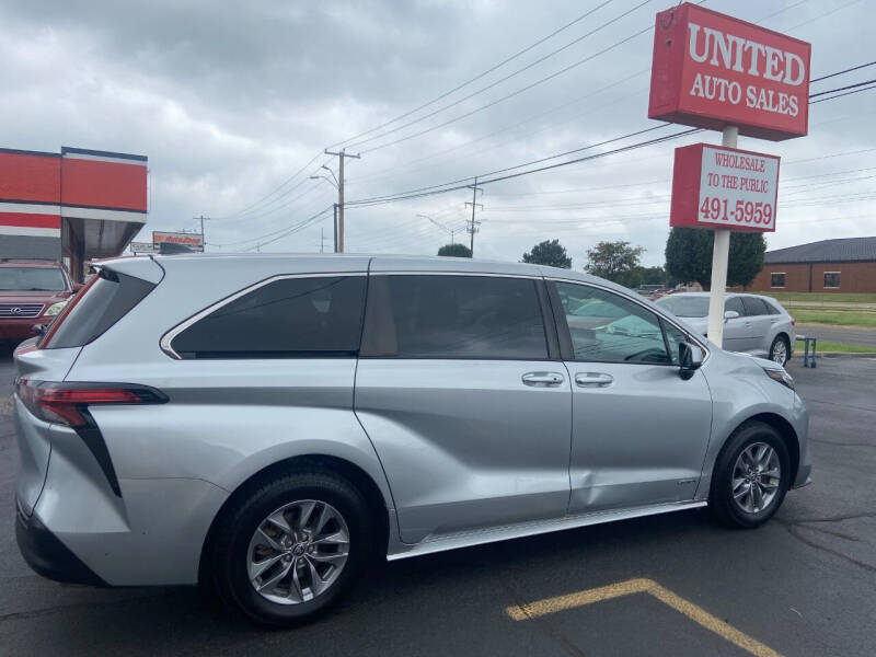 2021 Toyota Sienna LE's photo
