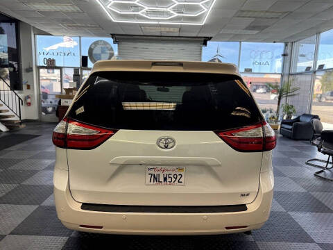 2015 Toyota Sienna XLE Premium 8-Passenger