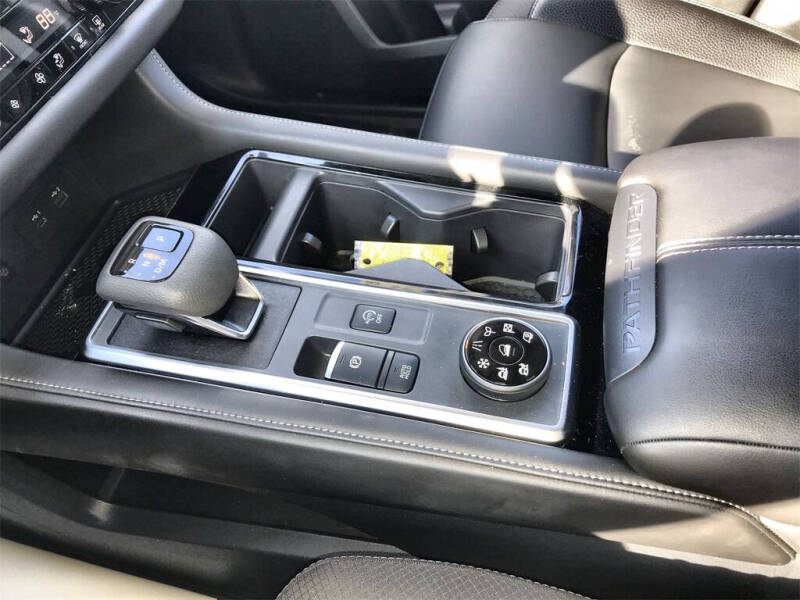 2025 Nissan Pathfinder SL