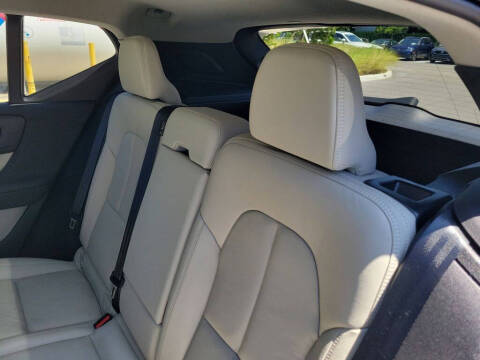 2023 Volvo XC40 B5 Plus Bright Theme