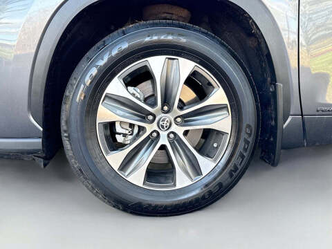 2022 Toyota Highlander Hybrid XLE