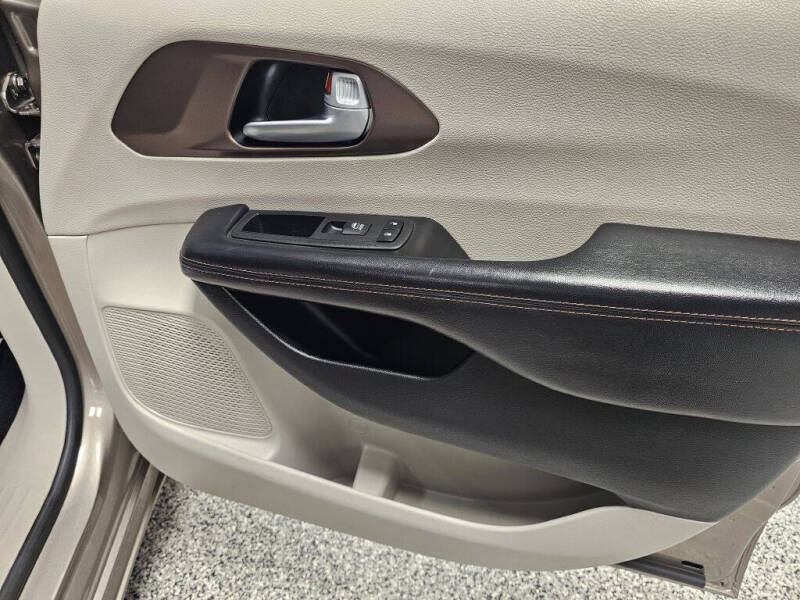 2017 Chrysler Pacifica Touring-L