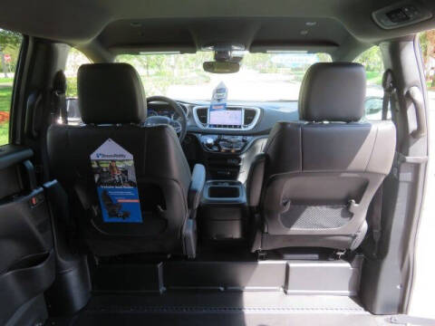 2025 Chrysler Voyager LX