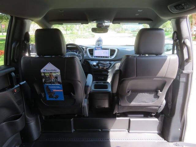 2025 Chrysler Voyager LX