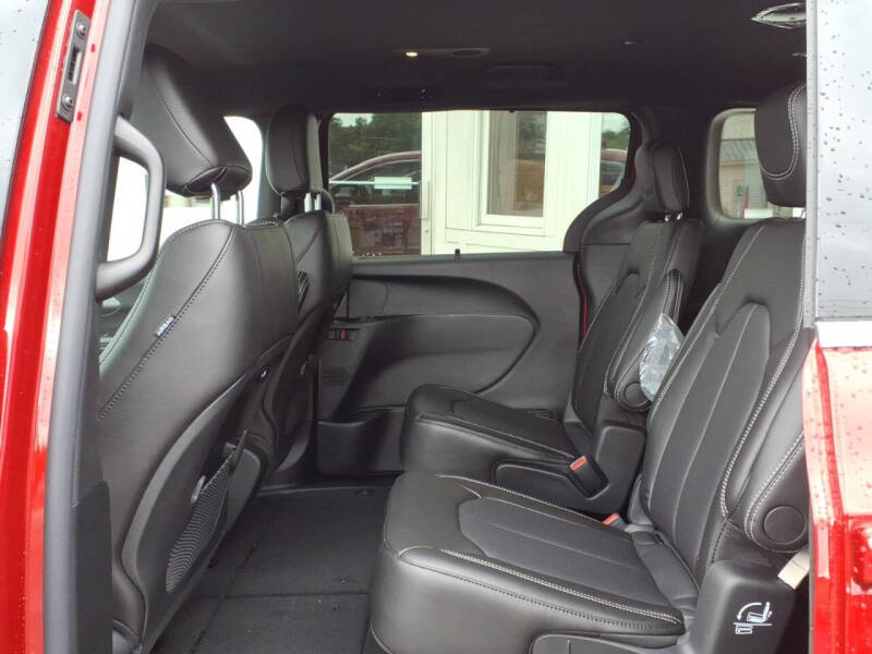 2027 Chrysler Pacifica Select