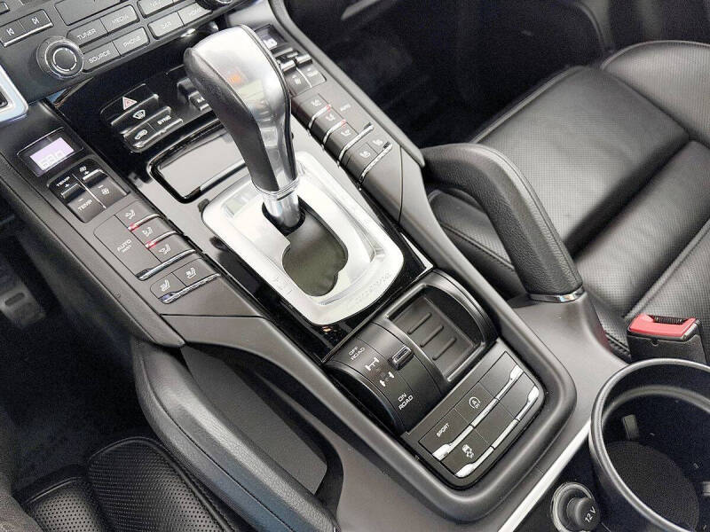 2017 Porsche Cayenne Platinum Edition