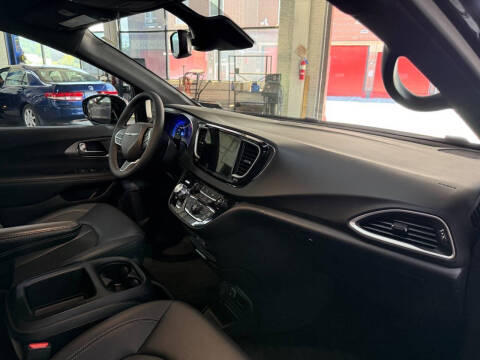 2025 Chrysler Pacifica Select
