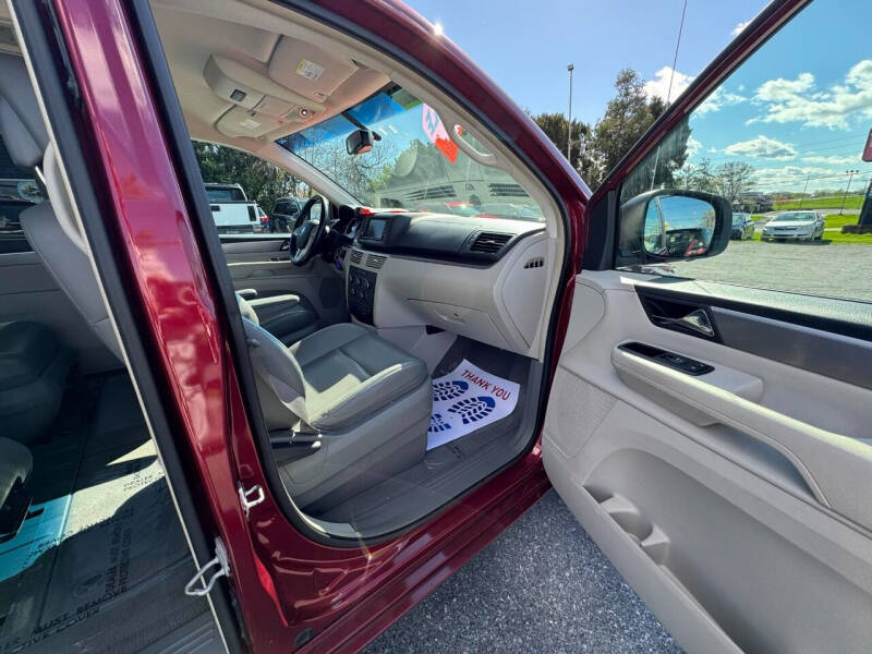 2011 Volkswagen Routan SE photo 11