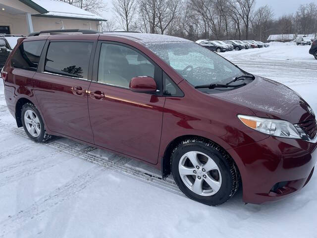 2017 Toyota Sienna LE's photo