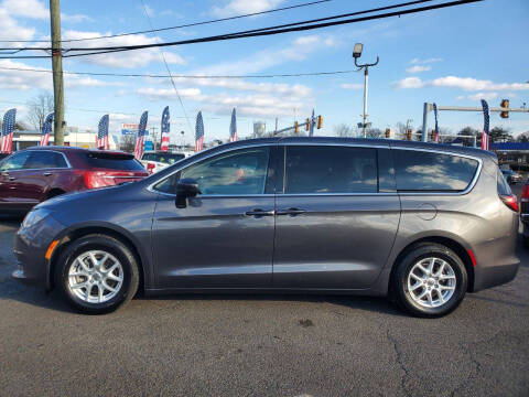 2022 Chrysler Voyager LX