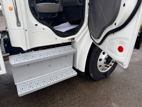 2018 Freightliner M2 106