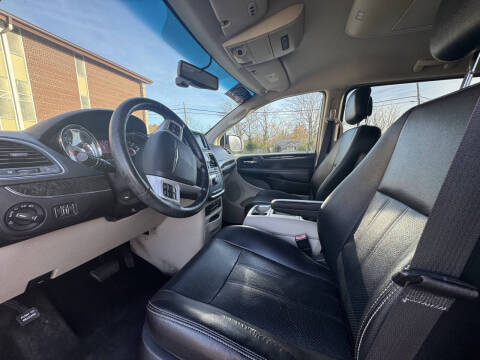 2014 Chrysler Town and Country Touring-L