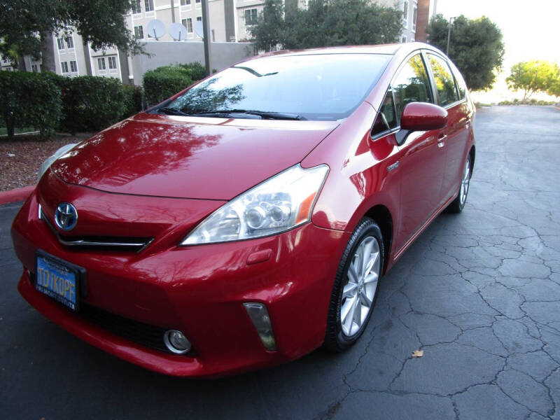 2014 Toyota Prius v Five's photo