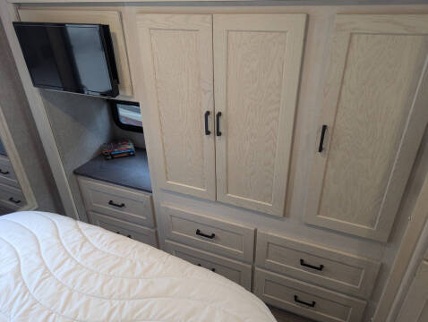 2021 Winnebago Adventurer 29B / 30ft