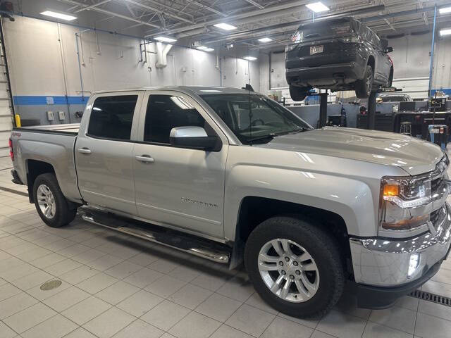 Used 2018 Chevrolet Silverado 1500 LT with VIN 3GCUKREC8JG611622 for sale in Bloomington, IL