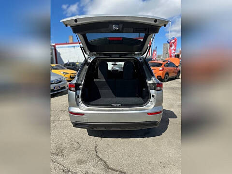 2022 Mitsubishi Outlander ES