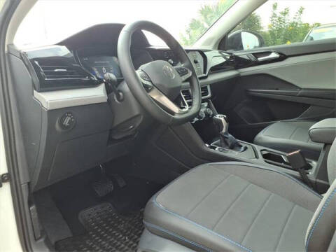 2024 Volkswagen Taos SE Black