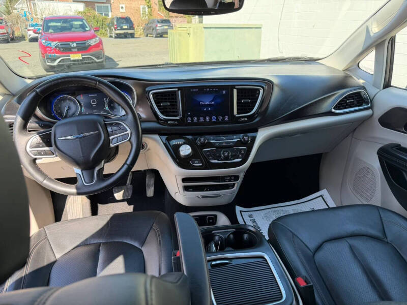 2017 Chrysler Pacifica Touring-L Plus