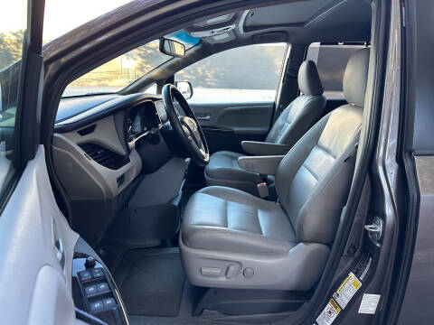 2015 Toyota Sienna XLE 7-Passenger Auto Access Seat