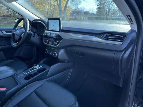 2022 Ford Escape Hybrid Titanium