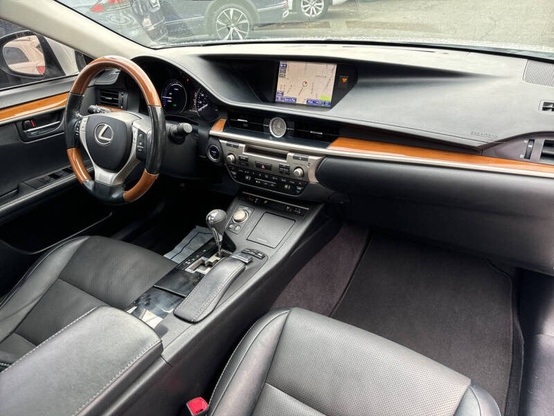 2014 Lexus ES 300h photo 17