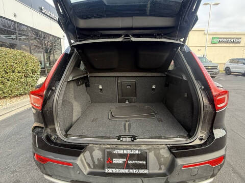 2025 Volvo XC40 B5 Plus Bright Theme