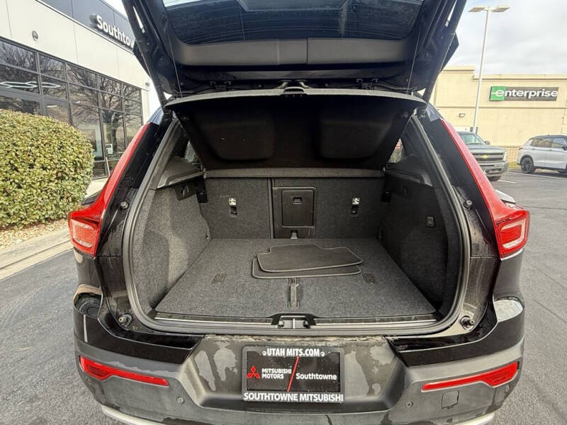 2025 Volvo XC40 B5 Plus Bright Theme