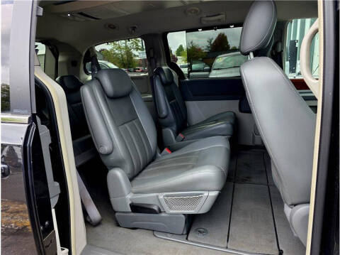 2009 Chrysler Town and Country Touring