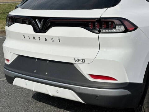 2025 VinFast VF8 Eco