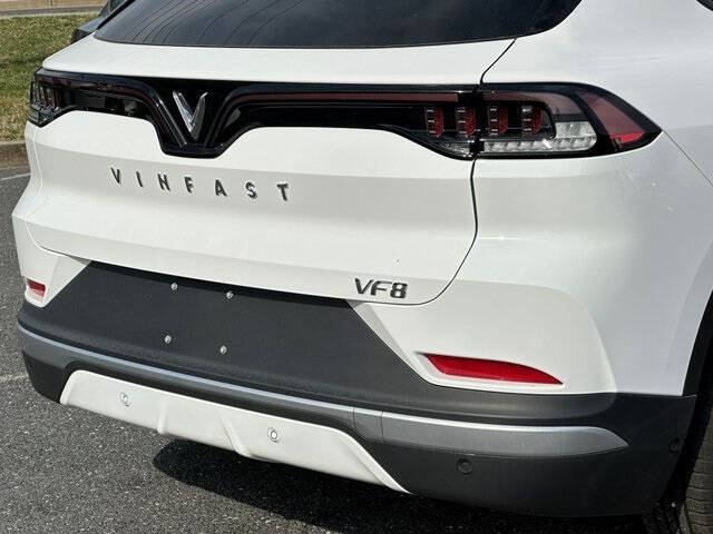 2025 VinFast VF8 Eco