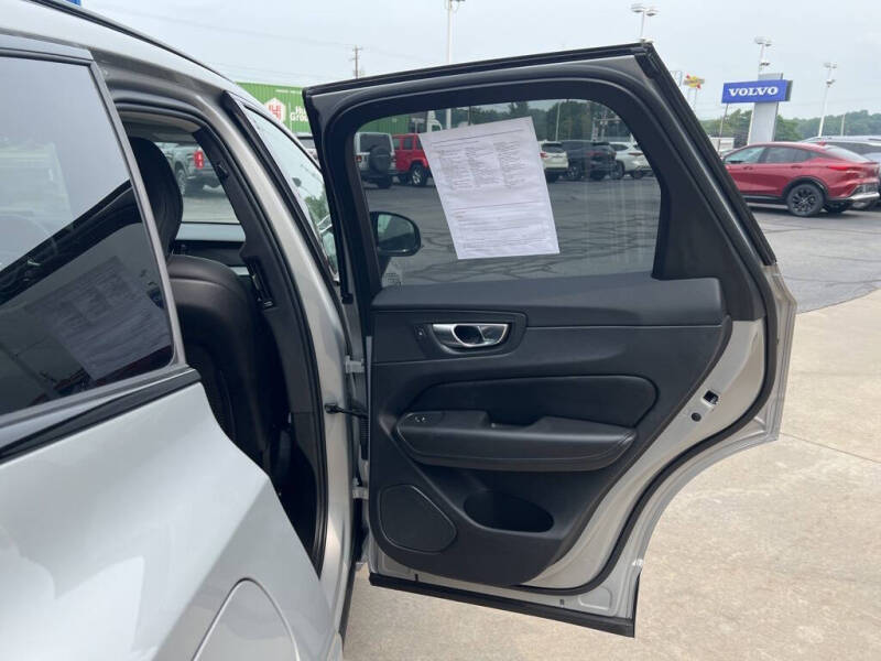 2025 Volvo XC60 B5 Plus Dark Theme